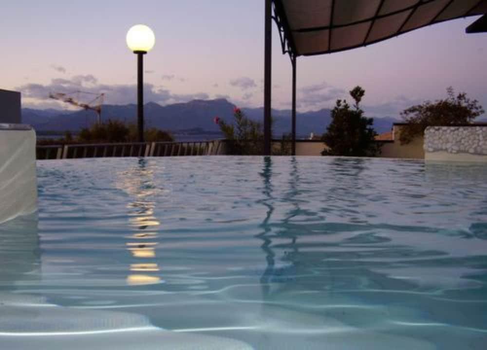 Hotel Enrichetta デセンツァーノ・デル・ガルダ エクステリア 写真