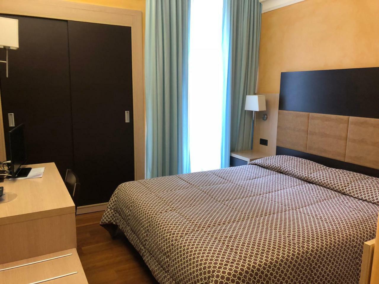 Hotel Enrichetta デセンツァーノ・デル・ガルダ エクステリア 写真