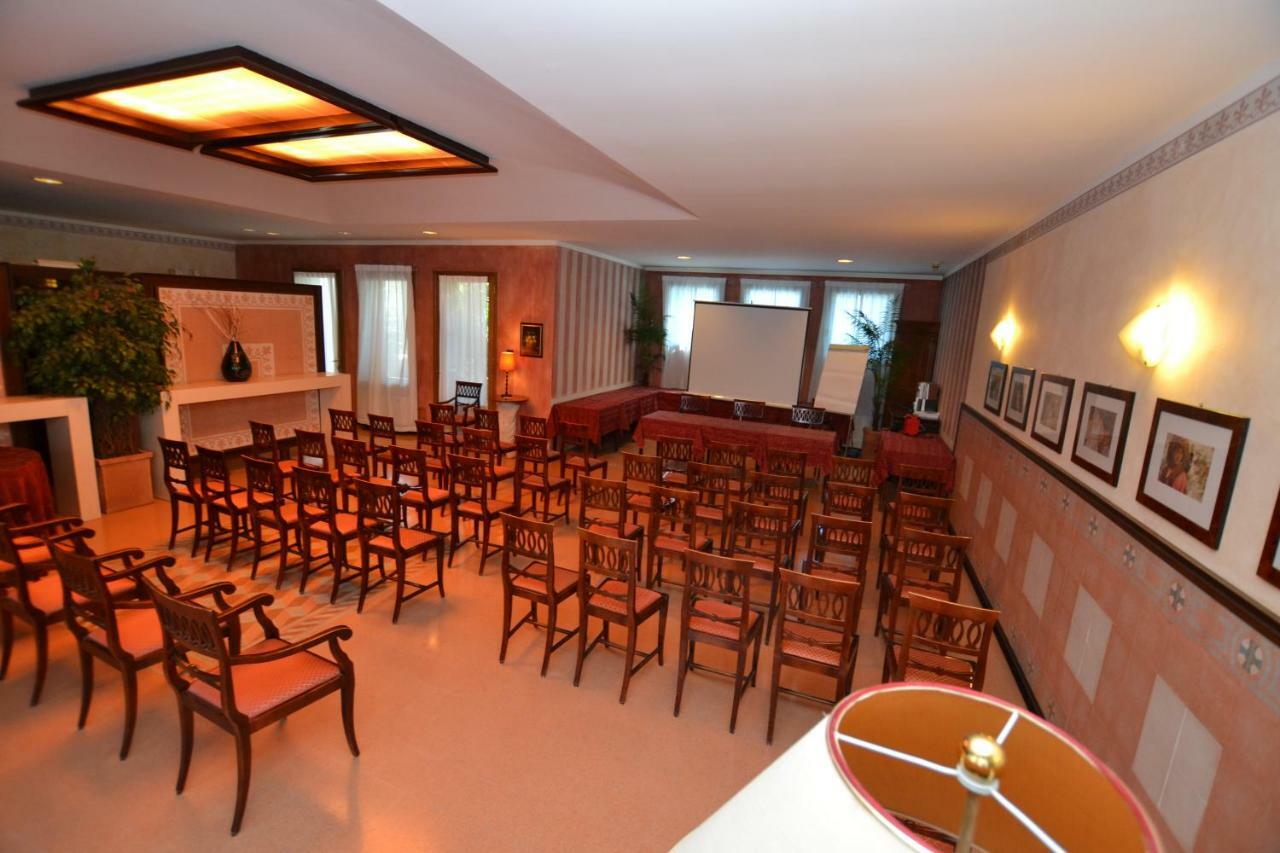 Hotel Enrichetta デセンツァーノ・デル・ガルダ エクステリア 写真