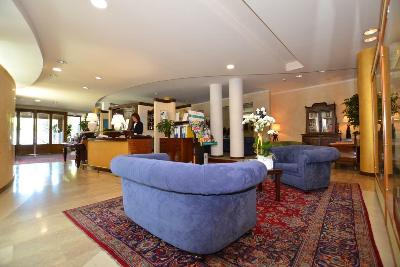 Hotel Enrichetta デセンツァーノ・デル・ガルダ エクステリア 写真